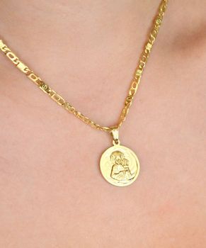 Złota zawieszka próby 585 z wizerunkiem Matki Boskiej z Dzieciątkiem. Wymiary 2 cm, waga 2,63 g. Klasyczny medalik religijny w eleganckiej formie (1).JPG